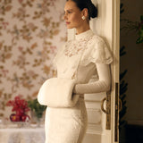 Меховая муфта с жемчужной цепочкой